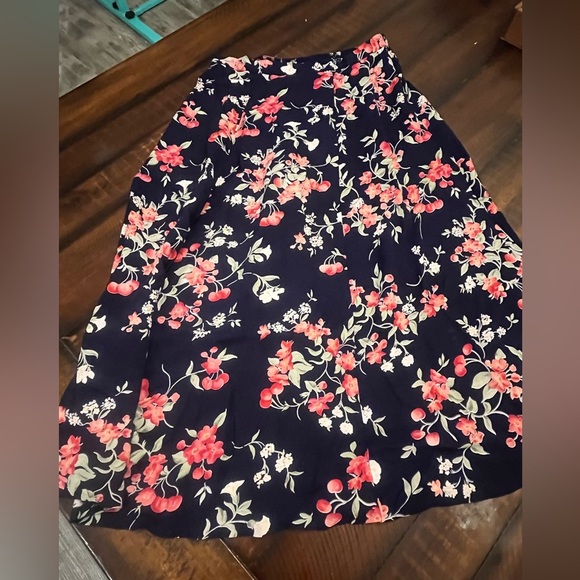 Southern Lady Dresses & Skirts - True vintage Southern Lady size M long maxi skirt with elastic band for waist